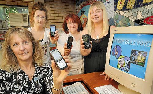 Saying no to cyber bullying are (from left) youth worker Annette Hammond, Kasia Sykus, the Neighbourhood Centre’s Joyce Chorny and Teagan Hodgson.
Saying no to cyber bullying are (from left) youth worker Annette Hammond, Kasia Sykus, the Neighbourhood Centre’s Joyce Chorny and Teagan Hodgson.